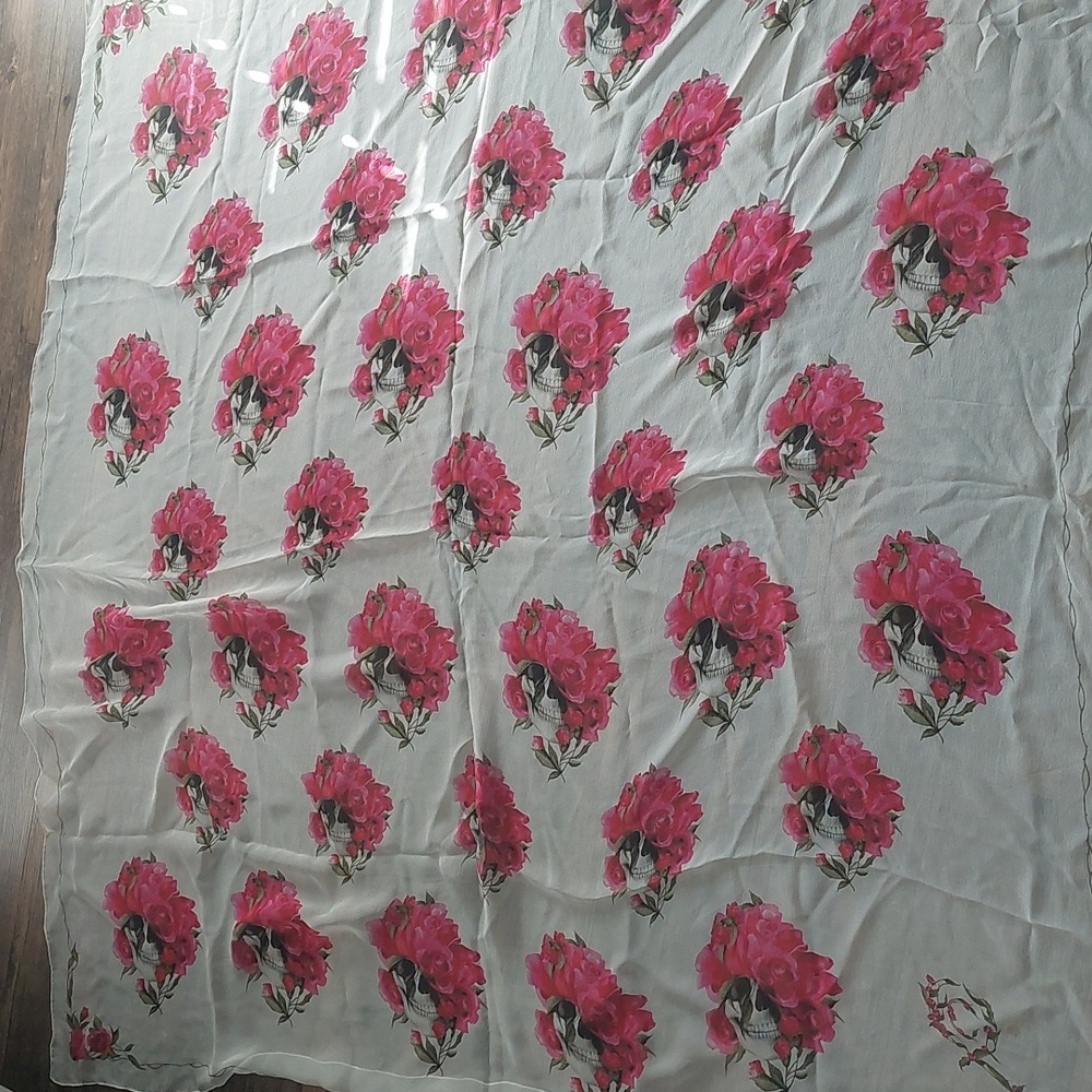 Alexander McQueen White Scarf with Pink Rose & Skull Motif - Picture 2 of 8